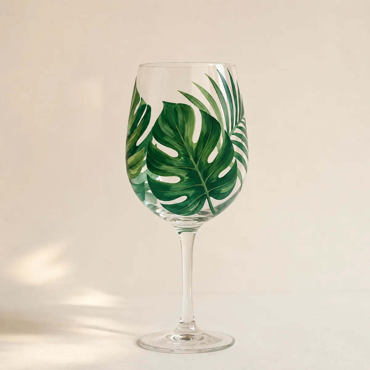 Taça pintada à mão com folhas tropicais